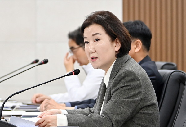 동물보호 전문가로 정평이 나 있는 파주시의회 이혜정 의원이 이번엔 연간 800만 마리나 되는 야생조류가 인공구조물과 충돌해 폐사하는 것을 감소키 위한 조례안을 개정해 주목된다. (사진제공=파주시의회)