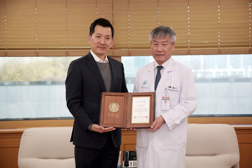 감사패 증정식에서 오른쪽부터 박승일 서울아산병원장, 고준형 보우코리아 대표. (사진제공=보우코리아(주))