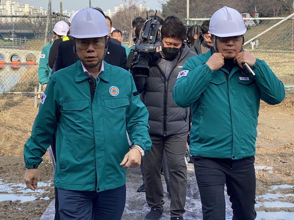 신상진 성남시장이 18일 오후 1시40분께 성남시 분당구 수내교에서 현장에서 브리핑을 마치고 수내교 아래로 이동하도 있다. (사진=장은기 기자)
