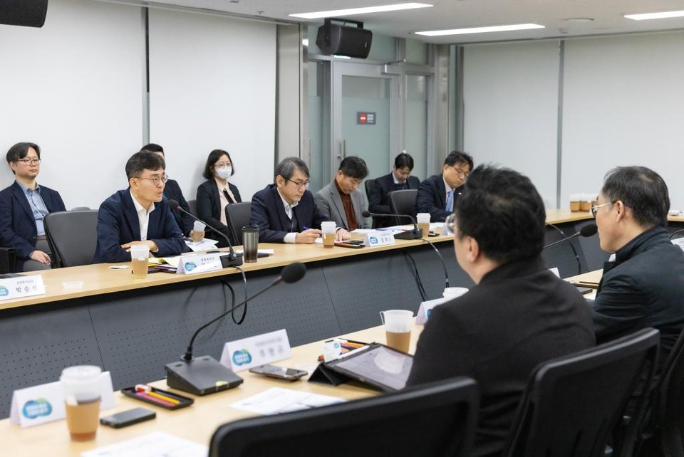 19일 오전 경기도청 3층 기회홀에서 열린 R&D정부예산 삭감관련 기업인 간담회에서 김현곤 경제부지사가 인사말을 하고 있다. 이날 간담회에는 김현곤 경제부지사와 기업인들이 참석했다. (사진제공=경기도청)