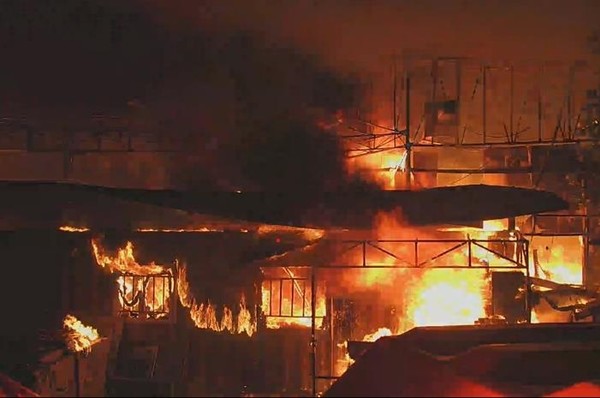 21일 오전 인천시 서구 대곡동의 한 목재가구 공장에서 불이 나 신고를 받고 출동한 소방당국에 의해 진화됐다. 사진은 화재 현장. (사진제공=인천소난본부)