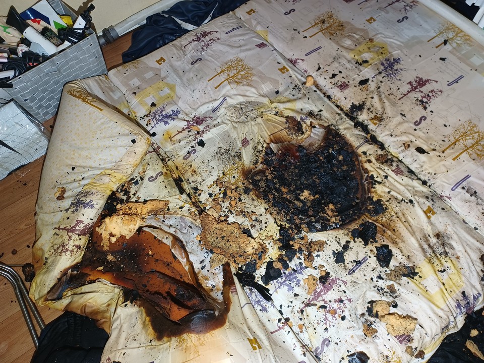 자칫 큰 피해로 이어질 뻔했던 아파트 내 전기장판 화재가 이웃주민의 빠른 신고로 큰 피해를 막았다. 사진은 화재 현장. (사진제공=경기도소방재난본부)