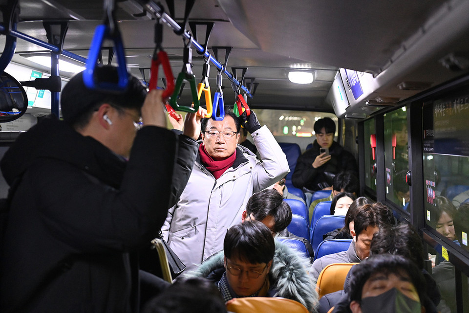 이현재 하남시장이 22일 출퇴근 시간이면 ‘콩나물시루’ 현상이 나타난다고 민원이 제기된 31번 버스(하남 위례↔잠실역)를 출근 시간에 직접 탑승해 현장을 점검했다. (사진제공=하남시청)