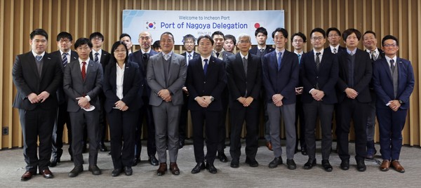인천항만공사가 IPA 사옥과 한진인천컨테이너터미널을 방문한 일본 나고야항 사절단과 단체사진을 촬영하고 있다. (사진제공=인천항만공사)