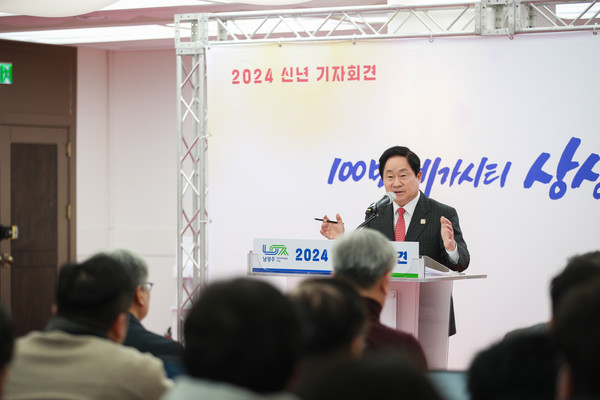 주광덕 남양주시장이 23일 시청 여유당에서 시 관계자와 출입 기자 등 100여 명이 참석한 가운데, 2024 신년 기자회견을 개최했다. (사진제공=남양주시청)