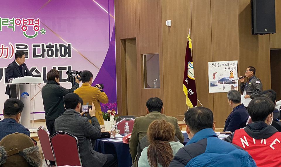 23일 양평군 개군면 복지회관 별관 2층에서 진행된 ‘2024 군민과 함께하는 소통한마당’에서 주민 노새우씨가 추읍산(일명 칠읍산) 관광지 개발에 대해 건의하고 있다. (사진=장은기 기자)