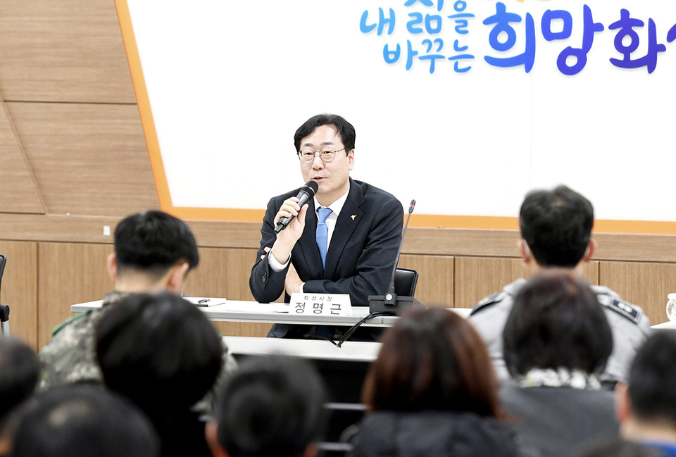 정명근 화성시장이 23일 남양읍을 방문해 ‘더 살기 좋은 화성! 시민과의 만남’을 열고 있다. (사진제공=화성시청)