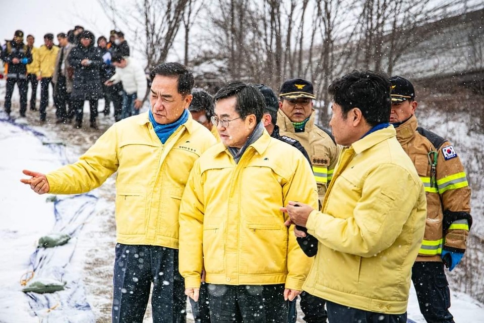 정장선 평택시장이 평택 관리천 오염수 현장을 찾은 김동연 경기지사에게 ‘특별재난지역 선포’ 건의를 다시 한번 건의했다. (사진=정장선 평택시장 페이스북)