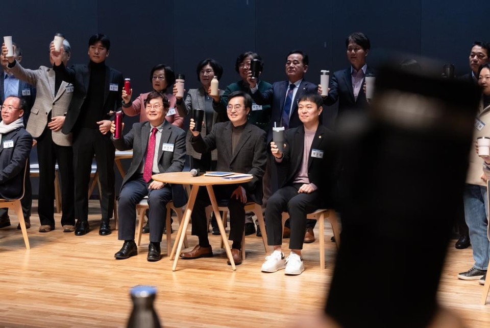 김동연 경기지사가 23일 탄소중립녹색성장위원회 주관으로 도청에서 열린 ‘1회용품 사용 줄이기 실천 선언식’에 참석해 동참을 선언하고 있다. (사진제공=경기도청)