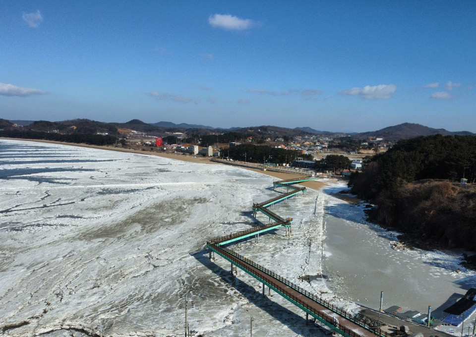 24일 오전 11시30분께 화성시 서신면 궁평항 바닷길 구름다리 일대가 꽁꽁 얼어 있다. (사진=김광섭 기자)