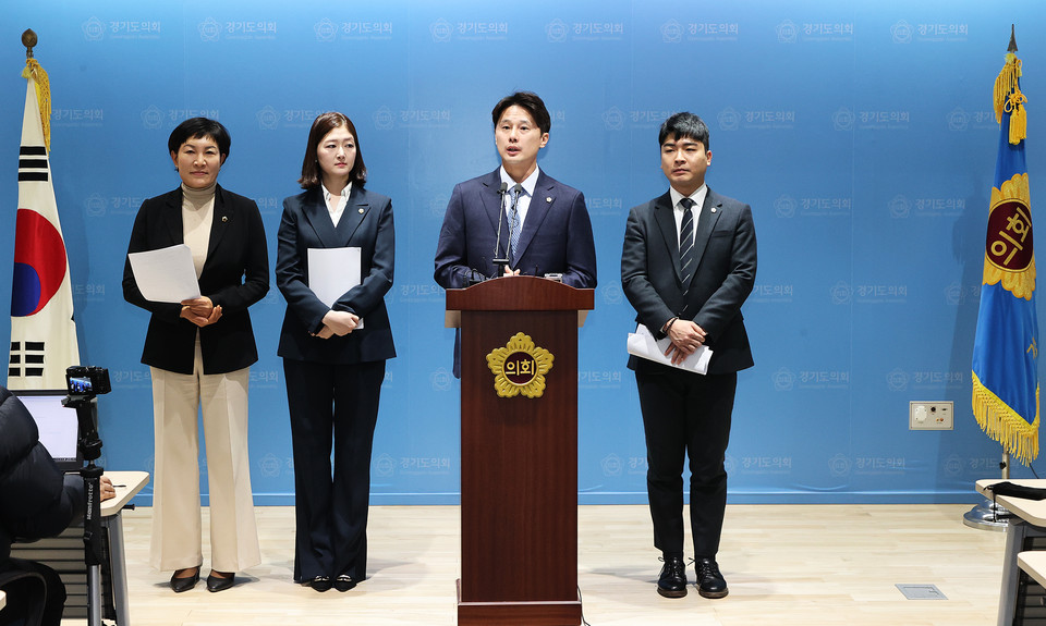 경기도의회 더불어민주당 대변인단은 24일 의회 브리핑룸에서 열린 신년 기자회견을 통해 2024년에는 도민과의 소통을 위해 더욱 힘쓰겠다고 약속했다. (사진제공=경기도의회)
