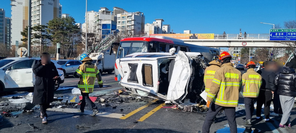 25일 오전 9시45분께 고양시 덕양구 행신동의 한 사거리에서 흰색 SUV 차량이 광역버스를 들이받는 등 6중 추돌사고가 나 15명이 부상을 입고 인근병원으로 이송됐다. 사진은 사고 현장. (사진제공=경기도북부소방재난본부)