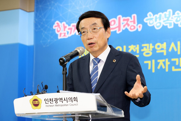인천시의회는 28일 의장 접견실에서 허식 의장(사진)을 비롯해 김상섭 의회 사무처장 등 의회 관계자, 시의회 출입기자 등이 참석한 가운데 ‘제9대 인천시의회 개원 1주년 기념 기자간담회’를 개최했다. (사진제공=인천시의회)