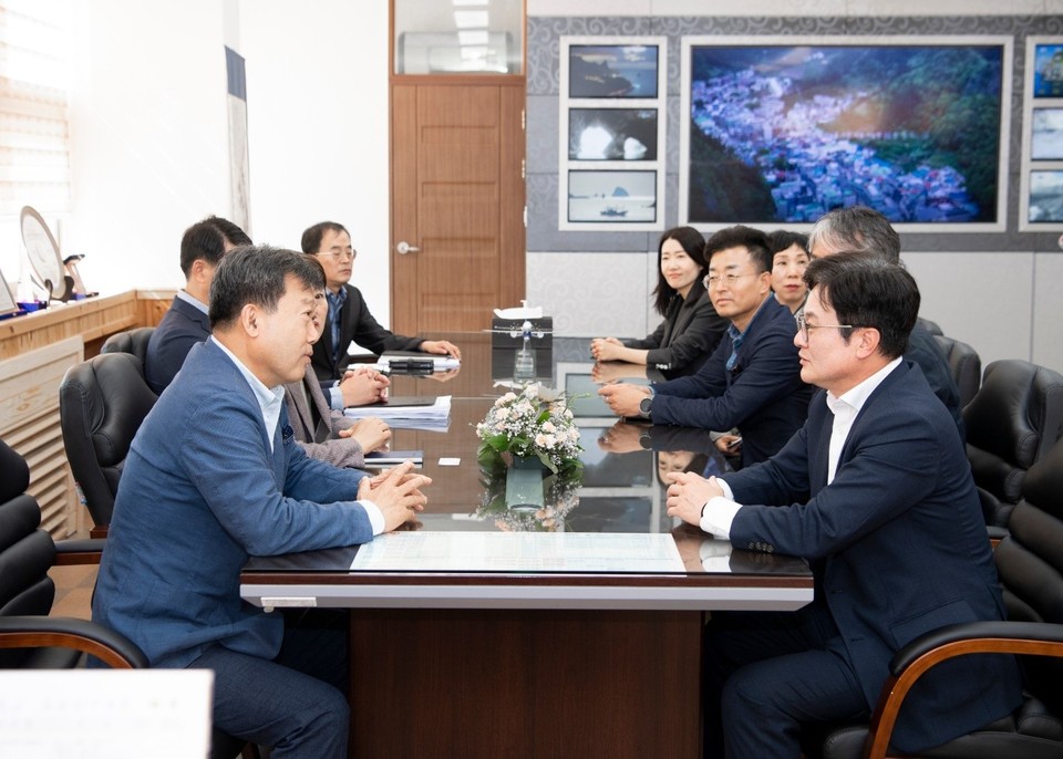 김병수 시장(사진 오른쪽 맨 앞)과 김포시 관계자들 지난해 울릉도를 방문해 남한권 군수 등 울릉군 관계자 자매결연 체결을 위한 실무협의를 진행하고 있다. (사진제공=김포시청)