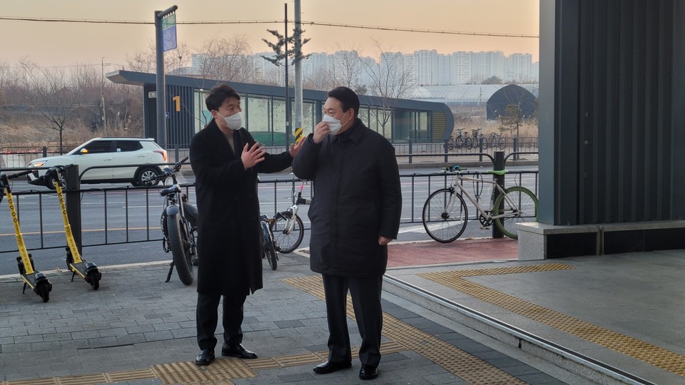 박진호 국민의힘 예비후보(당시 김포갑 당협위원장)가 2022년 1월7일 윤석열 대통령 (당시 대선후보)에게 김포 골드라인 풍무역 2번 출구에서 지하철 5호선, GTX-D 등 교통 문제에 대해 설명하고 있다. (사진제공=박진호 예비후보)