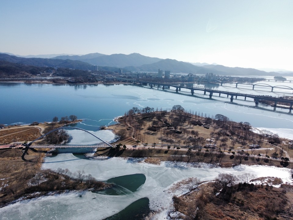 25일 오후 1시40분께 겨울을 맞고 있는 남양주시 조안면 북한강변 '물의정원'이 다른 계절과 다르게 쓸쓸한 모습을 하고 있다. (사진=김광섭 기자)