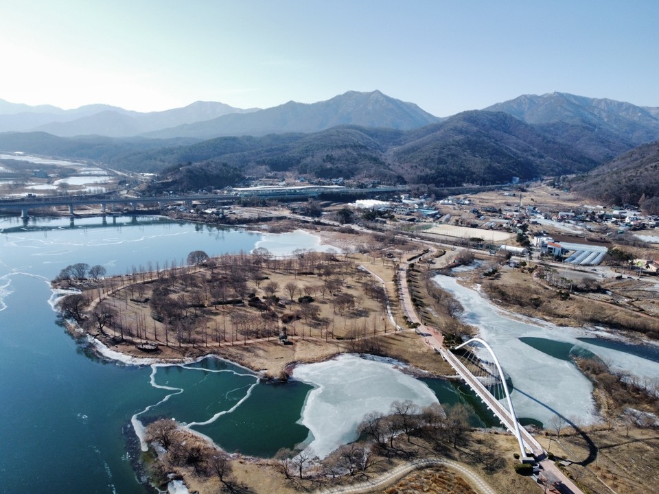 25일 오후 1시40분께 겨울을 맞고 있는 남양주시 조안면 북한강변 '물의정원'이 다른 계절과 다르게 쓸쓸한 모습을 하고 있다. (사진=김광섭 기자)