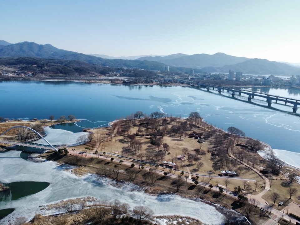 25일 오후 1시40분께 겨울을 맞고 있는 남양주시 조안면 북한강변 '물의정원'이 다른 계절과 다르게 쓸쓸한 모습을 하고 있다. (사진=김광섭 기자)