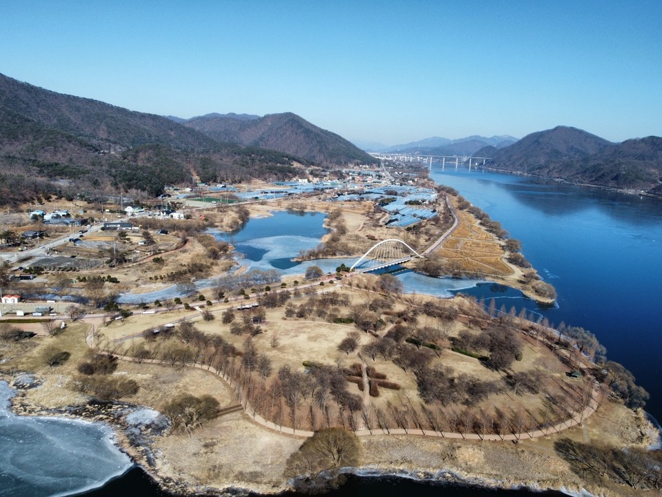 25일 오후 1시40분께 겨울을 맞고 있는 남양주시 조안면 북한강변 '물의정원'이 다른 계절과 다르게 쓸쓸한 모습을 하고 있다. (사진=김광섭 기자)