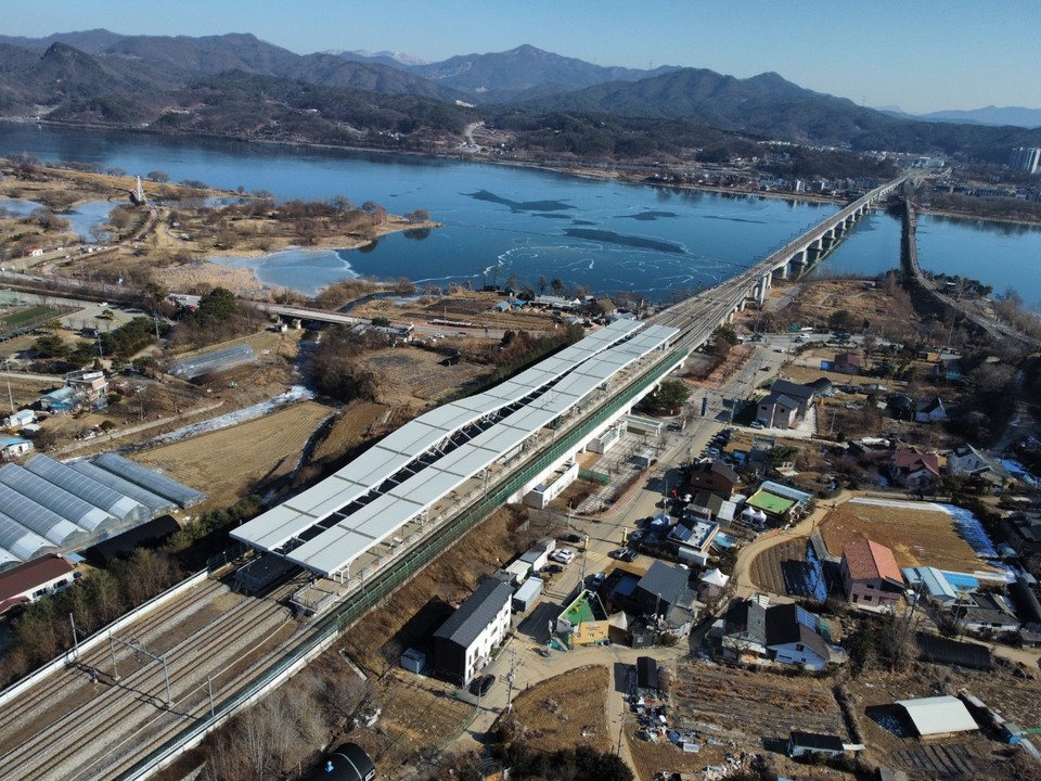 25일 찾은 남양주시 조안면 진중리에 있는 운길산역은 서울과 양평을 잇는 경의·중앙선 팔당역과 양수역 중간에 위치한 역이다. 중앙선 복선화에 따른 선로 이설로 인해 폐역 된 능내역을 대신해서 신설된 역으로 약 16년 전인 지난 2008년 12월 개통됐다. (사진=김광섭 기자)