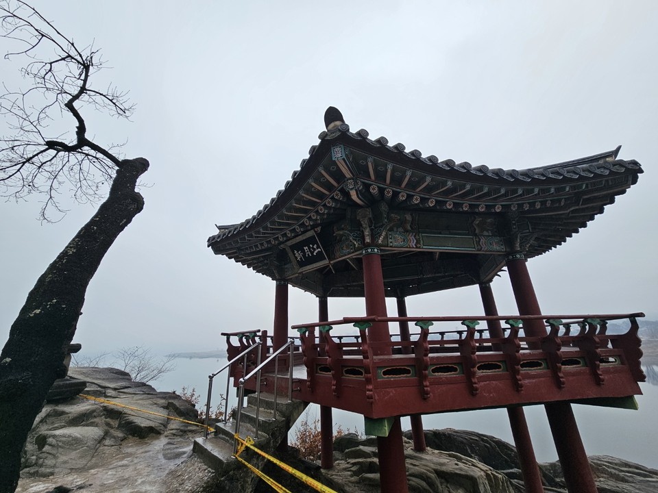 19일 금요일인 오늘 경기·인천지역은 가끔 구름 많은 날씨를 보이겠고, 아침엔 도로 살얼음과 빙판길에 유의해야 한다. 한낮 기온이 9도까지 올라 포근하겠다. 사진은 전날(18일) 오전 여주 신륵사 강월헌 일대 전경. (사진=김광섭 기자)