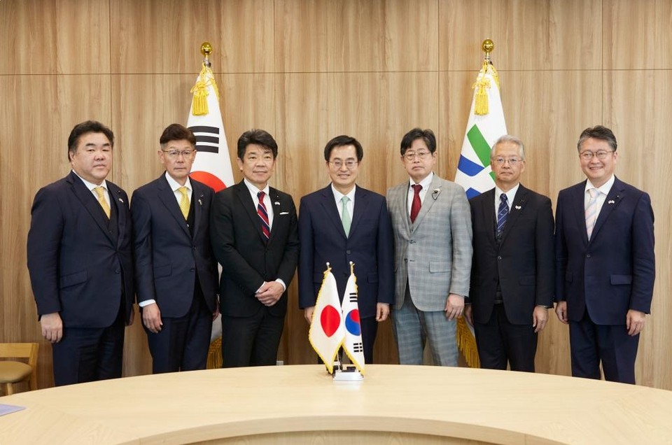 김동연 도지사가 30일 오전 경기도청을 방문한 일본 아이치현 의원단 6명과 함께 환담을 나누고 기념촬영을 하고 있다. (사진제공=경기도청)