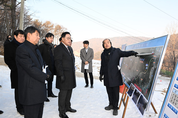 강수현 양주시장이 30일 오전 박성남 부시장 등 10여명과 함께 ‘시도 30호선 도로 확·포장 공사’ 1구간 현장을 방문하고 간부회의를 진행했다. (사진제공=양주시청)