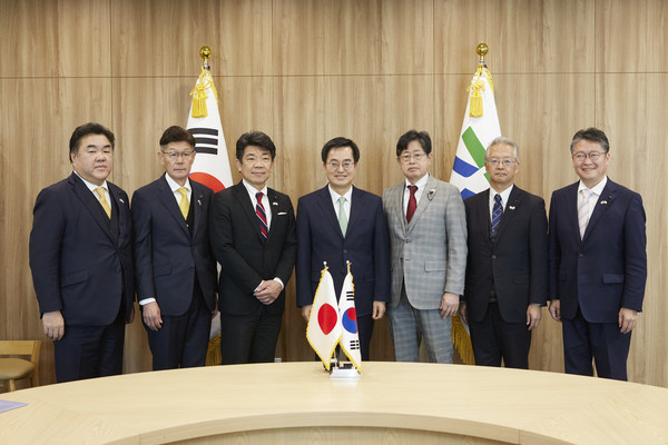 30일 오전 경기도청 집무실에서 김동연 도지사가 일본 아이치현 의원단 6명과 기념촬영을 하고 있다. (사진제공=경기도청)