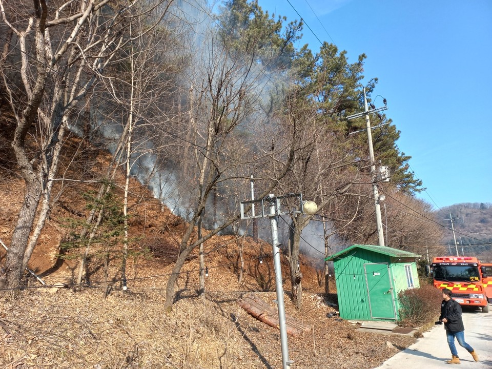 30일 오후 낮 12시27분께 이천시 신둔면 용면리 용면저수지 인근 야산에서 불이 나 약 1시간17분 만에 꺼졌다. 사진은 화재 현장. (사진제공=경기도소방재난본부)