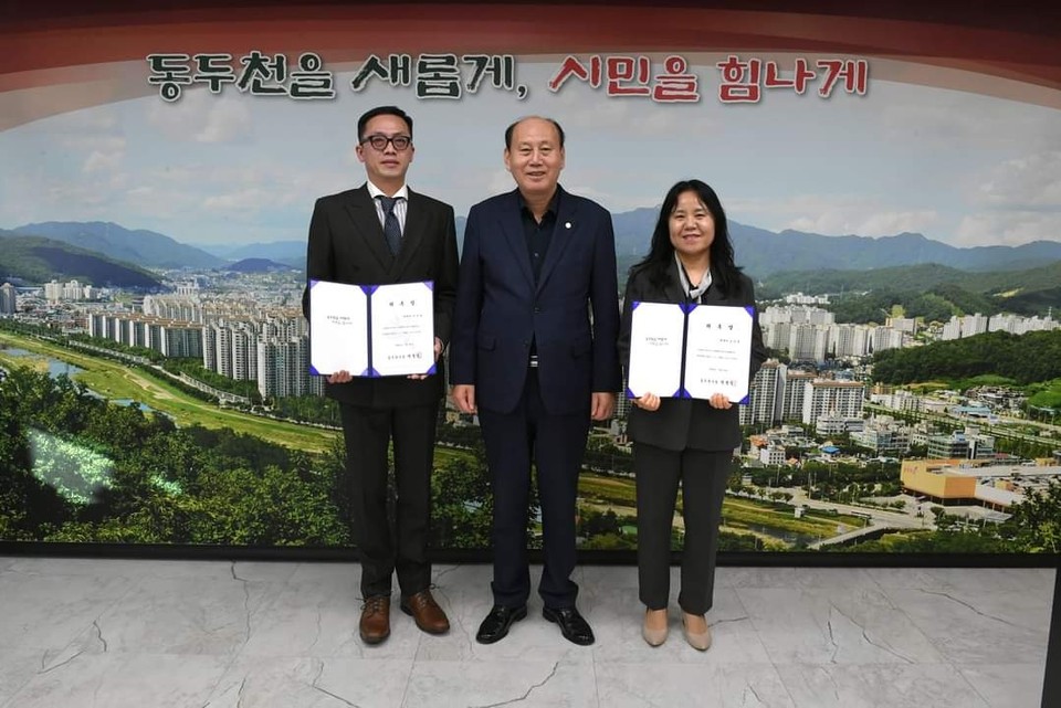 동두천시민들의 세무 상담을 무료로 진행할 마을세무사 두 명이 30일 위촉됐다. (사진=박형덕 동두천시장 페이스북)