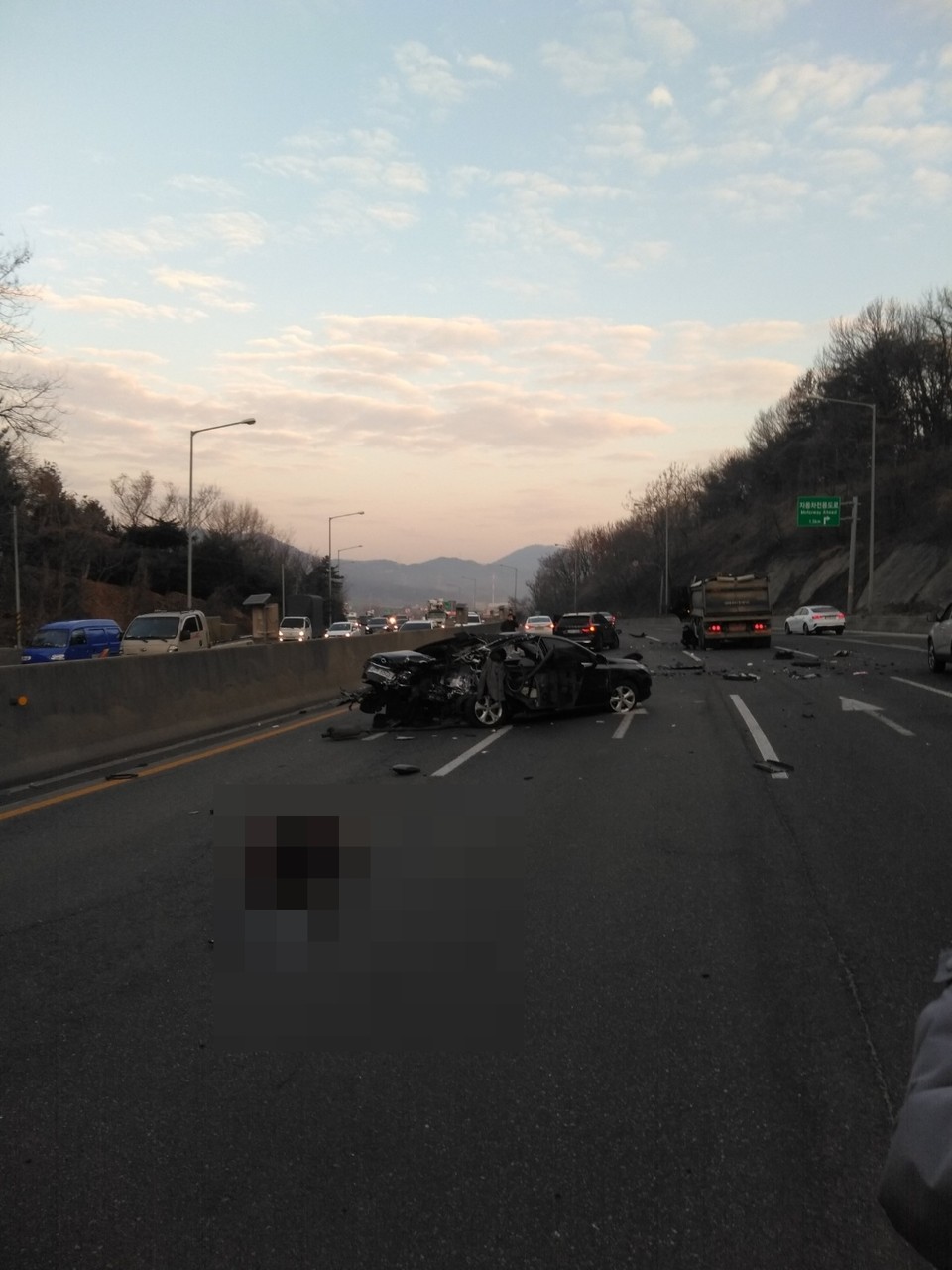 31일 오전 8시께 남양주시 진건읍 진관리 포천방향 구진관 IC 부근 도로에서 역주행하던 승용차와 덤프트럭 등이 충돌하고는 사고가 나 60대 여성 A씨가 중상을 입었다. 사진은 사고 현장. (사진제공=경기도북부소방재난본부)
