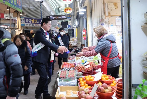 이영훈 인천 미추홀구청장은 31일부터 3일간 설 명절을 맞아 전통시장을 방문한다. (사진제공=미추홀구청)