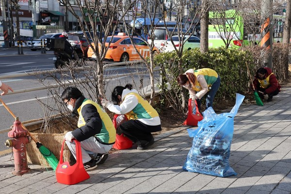 지난 28일 신천지자원봉사단 100여 명이 영하의 날씨에도 화곡역과 우장산역 사이 도로변에서 ‘자연아 푸르자’ 환경정화 봉사활동을 펼쳤다. (사진제공=신청지예수교)