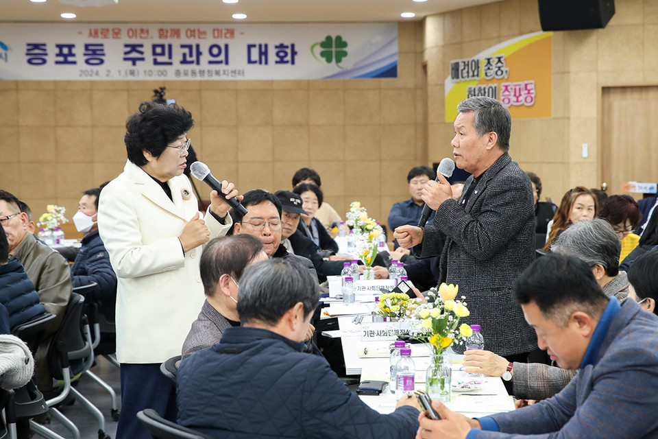 김경희 이천시장이 1일 증포동행정복지센터에서 열린 ‘2024년 주민과의 대화’에 참석해 시민들과 대화를 나누고 있다. (사진제공=이천시청)