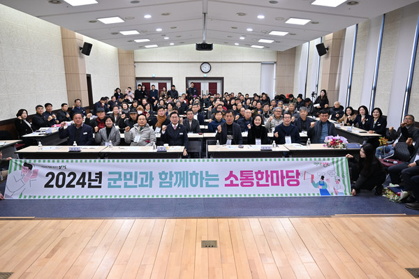 전진선 양평군수가 ‘행복과 기대를 채워가는 매력 양평’을 군정의 최우선 가치로 삼고 2024년 양평 군정을 공유하고 군민의 목소리를 듣고자 지난달 8일부터 25일까지 13일간 대군민 간담회인 ‘군민과 함께하는 소통한마당’을 개최했다. (사진제공=양평군청)