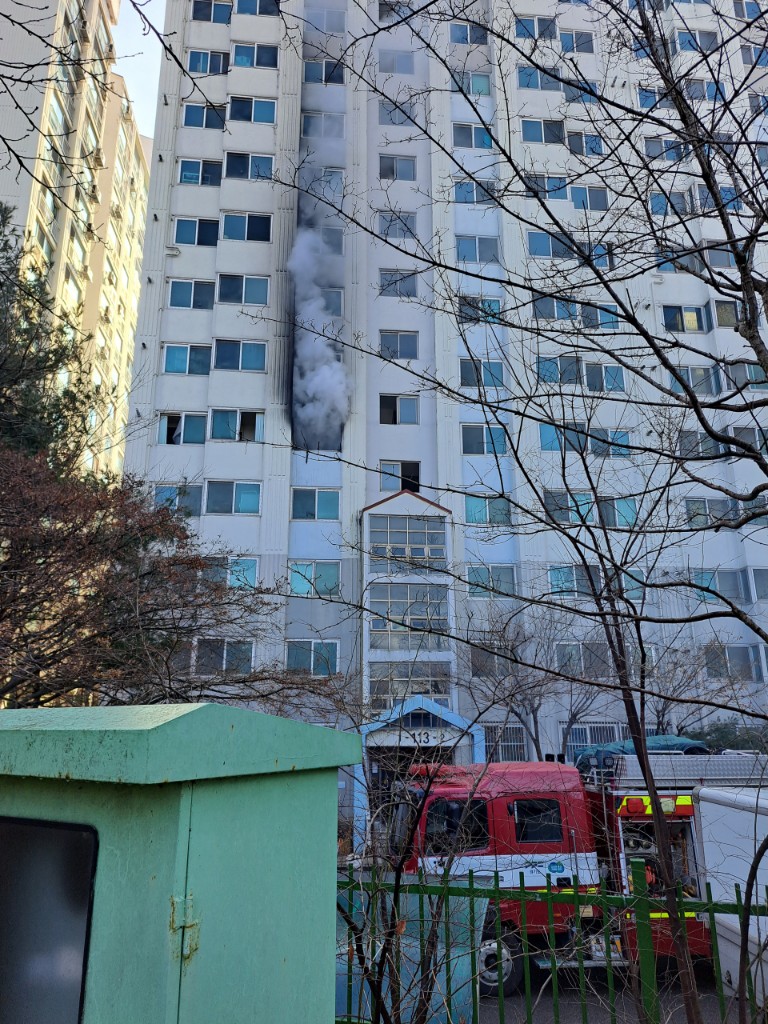 4일 오전 10시37분께 안성시 금광면 신양복리의 15층짜리 아파트 5층에서 불이 나 5층에 난간에 매달려 있던 주민이 무사히 구조됐다. 사진은 화재 현장. (사진제공=경기도소방재난본부)