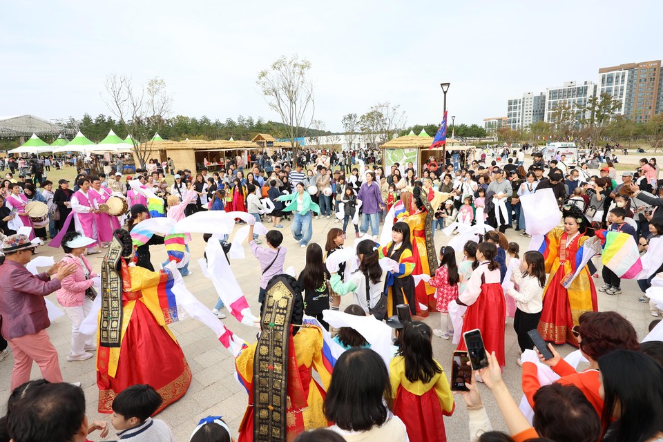 경기도가 축제 기획 및 운영이 우수하고 발전 역량이 높은 올해 우수 지역축제로 2024년 경기관광축제 23개를 선정했다. 사진은 화성시정조효문화제. (사진제공=경기도청)