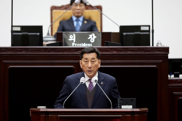 올해 6월 말까지 약 5개월 동안 인천광역시의회를 이끌어 갈 새 의장으로 이봉락(국·미추홀3) 의원이 뽑혔다. (사진제공=인천시의회)