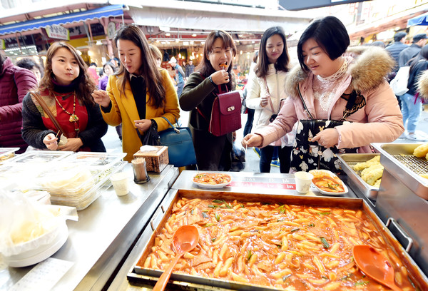 1월초 해돋이를 보며 새해 다짐을 한 게 엊그제 같은데, 벌써 2월이다. 사진은 남동구 모래내시장 분식. (사진제공=인천시청)