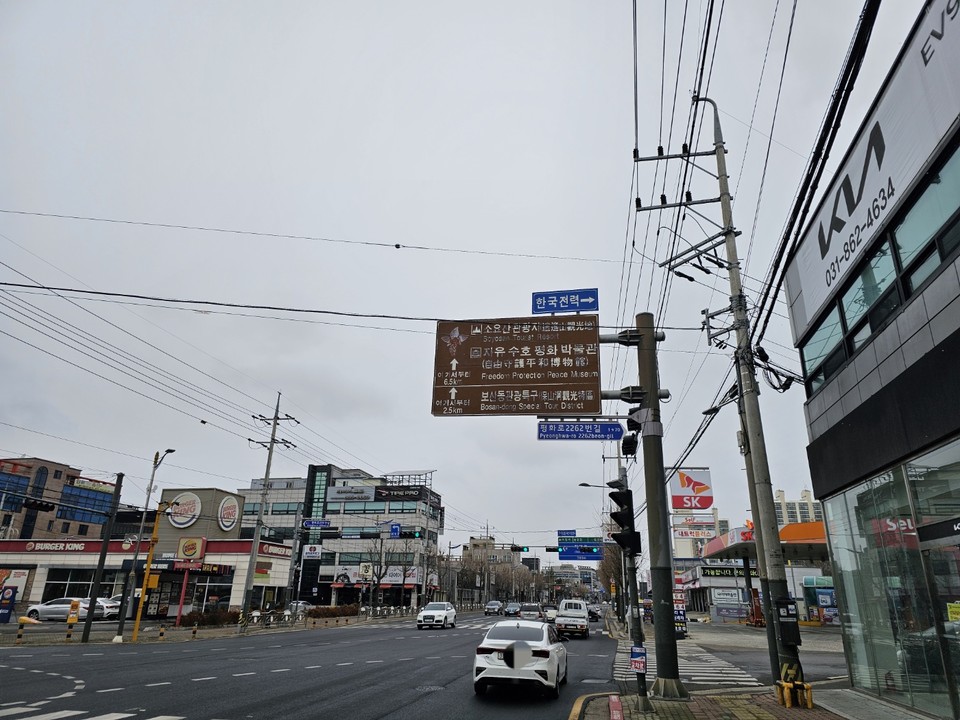 5일 오전 11시20분께 동두천시 지행동 한국전력공사 동두천지사 앞 평화로에 설치된 표지판의 훼손 정도가 심해 교체가 시급해 보인다. (사진=오기춘 기자)