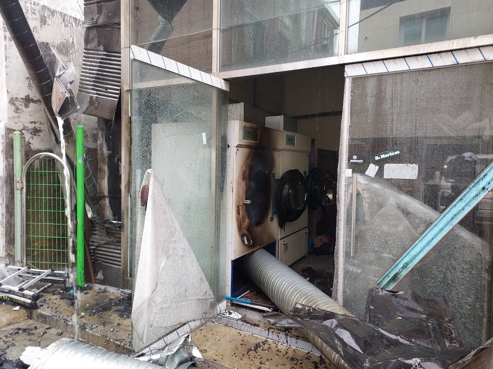 6일 오전 10시9분께 수원시 장안구 파장동의 한 빨래방에서 불이 나 신고를 받고 출동한 소방당국에 의해 약 2시간12분 만에 불길이 잡혔다. 이 과정에서 관계자 6명은 자력으로 대피했다. 사진은 화재 현장. (사진제공=경기도소방재난본부)