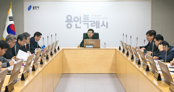 용인특례시는 7일 용인 르네상스를 실현하기 위한 도시 밑그림을 그리기 위해 시 간부들이 참석한 가운데 ‘2040 용인도시기본계획 수립 용역 착수보고회’를 청사에서 개최했다. (사진제공=용인시청)