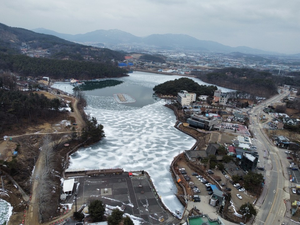7일 오후 찾아간 준공된 지 40년을 맞는 포천시 소흘읍 고모리 ‘고모저수지’가 꽁꽁 얼어 있는 모습을 하고 있다. (사진=김광섭 기자)