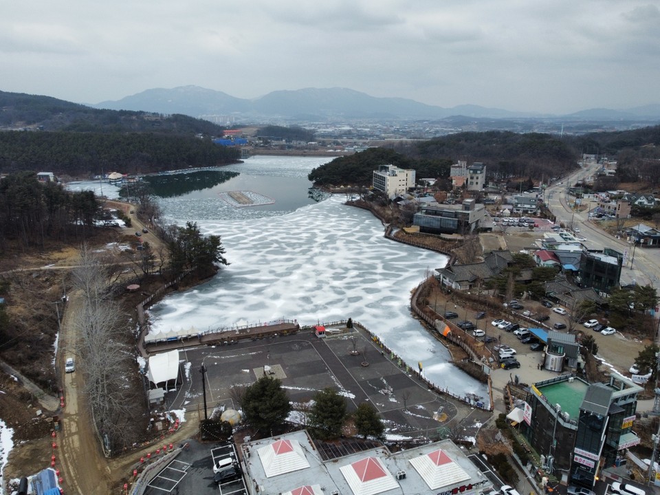 7일 오후 찾아간 준공된 지 40년을 맞는 포천시 소흘읍 고모리 ‘고모저수지’가 꽁꽁 얼어 있는 등 다양한 모습들을 하고 있다. (사진=김광섭 기자)