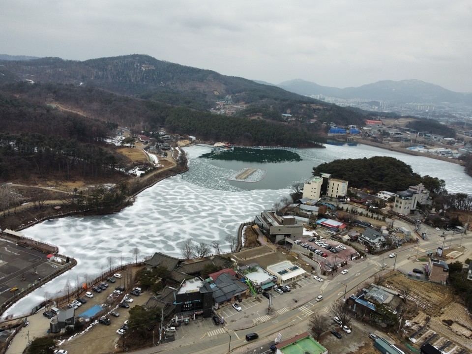 7일 오후 찾아간 준공된 지 40년을 맞는 포천시 소흘읍 고모리 ‘고모저수지’가 꽁꽁 얼어 있는 등 다양한 모습들을 하고 있다. (사진=김광섭 기자)