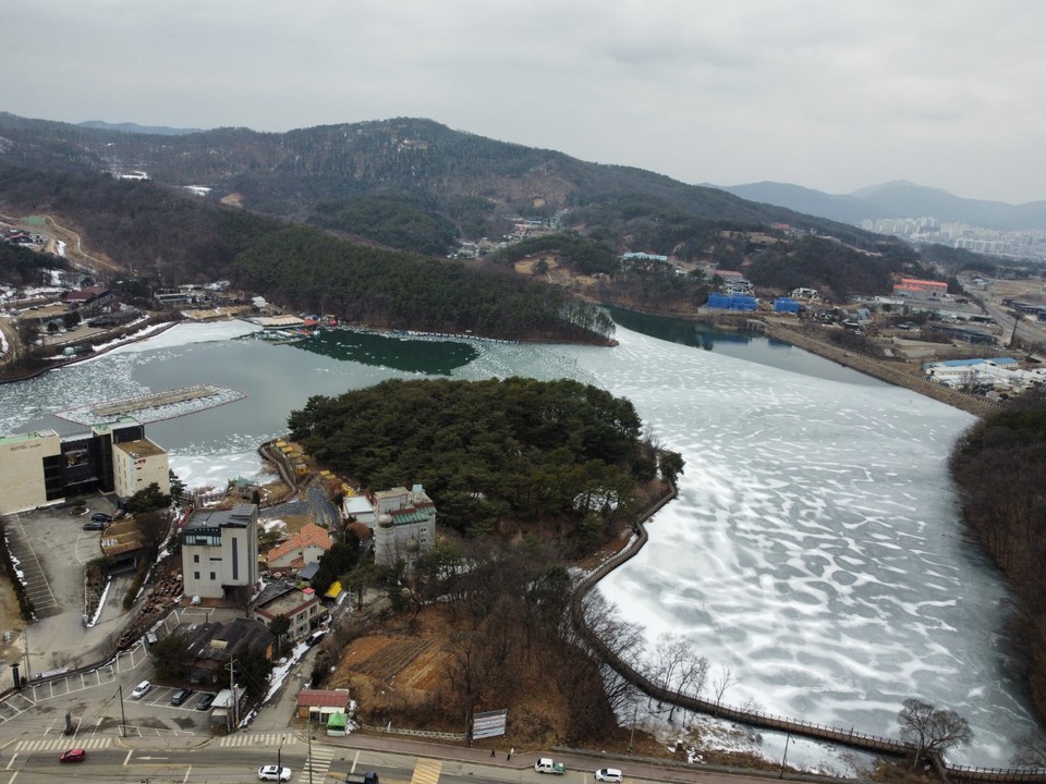 7일 오후 찾아간 준공된 지 40년을 맞는 포천시 소흘읍 고모리 ‘고모저수지’가 꽁꽁 얼어 있는 등 다양한 모습들을 하고 있다. (사진=김광섭 기자)