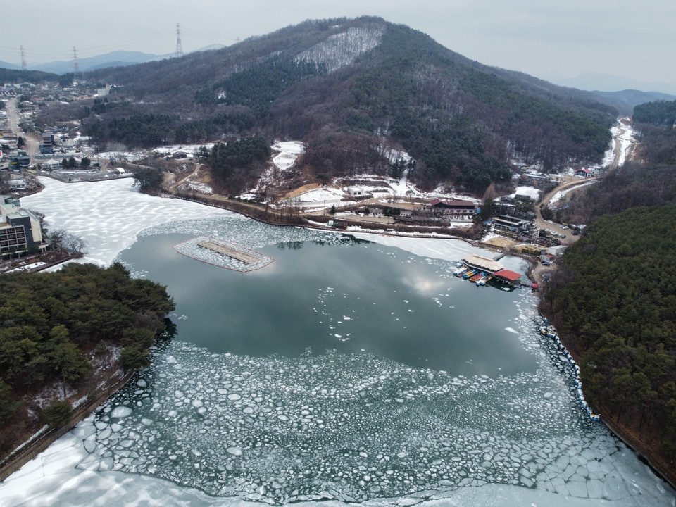 7일 오후 찾아간 준공된 지 40년을 맞는 포천시 소흘읍 고모리 ‘고모저수지’가 꽁꽁 얼어 있는 등 다양한 모습들을 하고 있다. (사진=김광섭 기자)