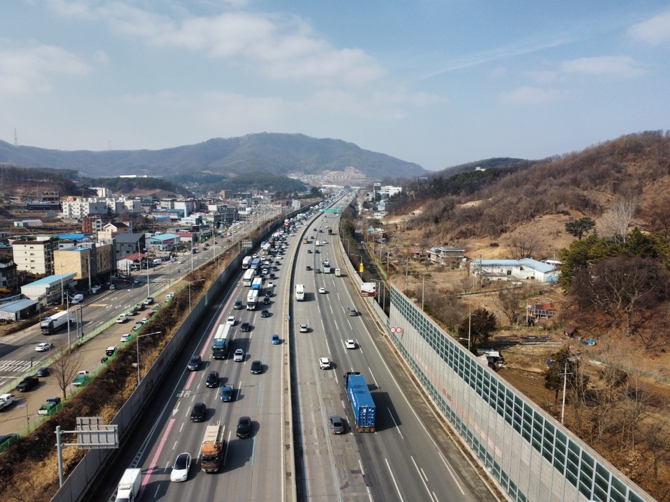 설 연휴 하루 전인 8일 낮 12시50분께 영동고속도로 용인IC 인근 하행선의 교통량이 점차 증가하고 있다. (사진=김광섭 기자)