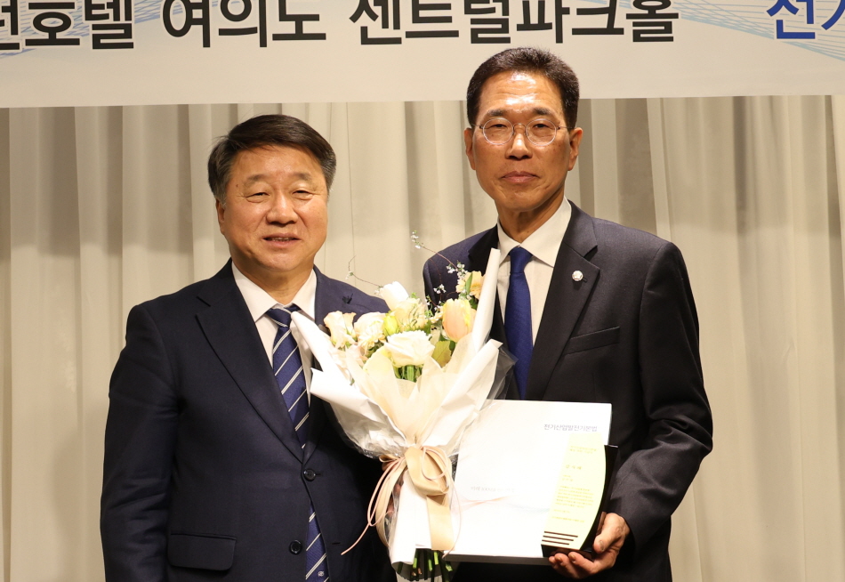김주영 의원이 전기산업발전기본법안 발의와 국회통과 공로로 전기관련단체협의회 관계지로부터 감사패를 받은 뒤, 기념사진을 촬영하고 있다. (사진제공=김주영 국회의원실)