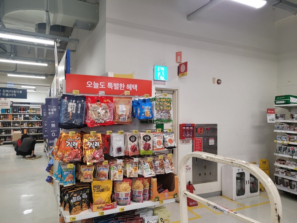 경기도가 설을 맞아 인파 집중이 예상되는 대형 할인매장과 쇼핑몰 등 다중이용건축물 14곳에 대해 지난달 11일부터 지난 1일까지 민관합동점검을 하고 79건을 조치했다. 사진은 비상계단 출입문 대피통로에 상품을 진열한 모습. (사진제공=경기도청)